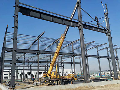 À quoi ressemble le chantier de construction d'un bâtiment d'usine de structure en acier？