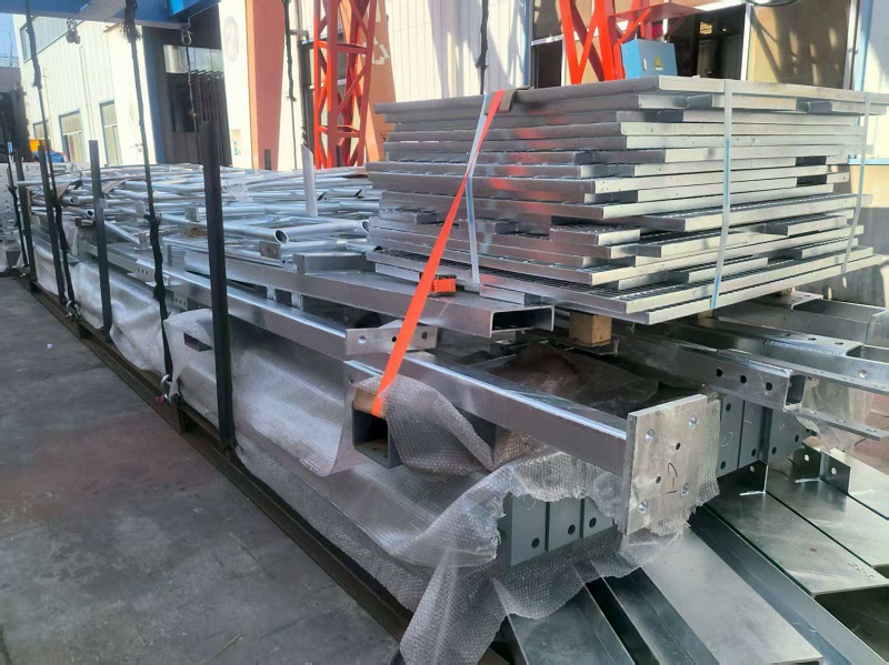 Les escaliers en acier arrivent dans les îles Caïmans: un nouvel élément architectural commence son voyage trans-pacifique